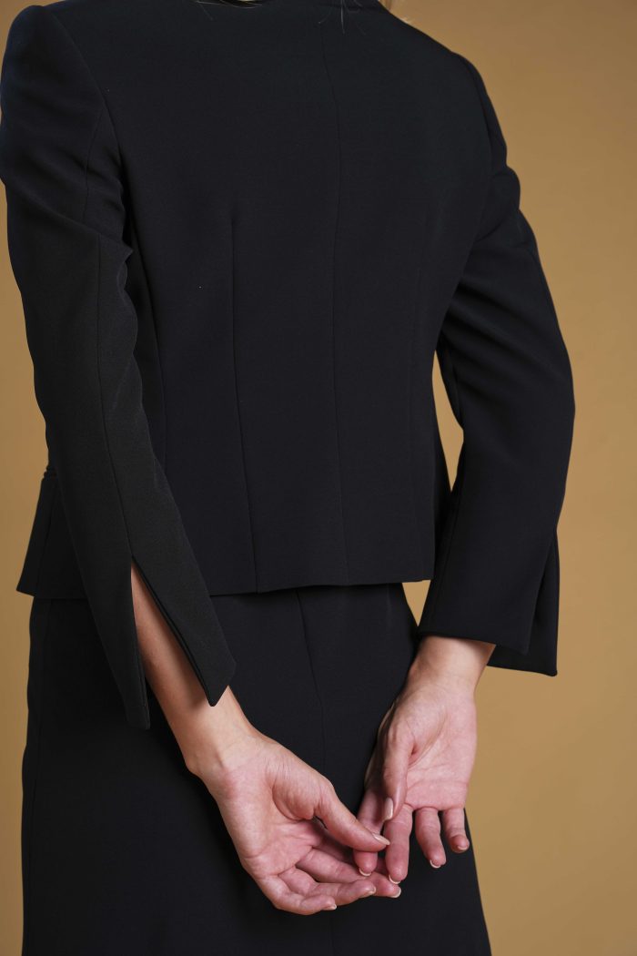 Giacca Greta corta di colore Nero in tessuto top cady - immagine 4